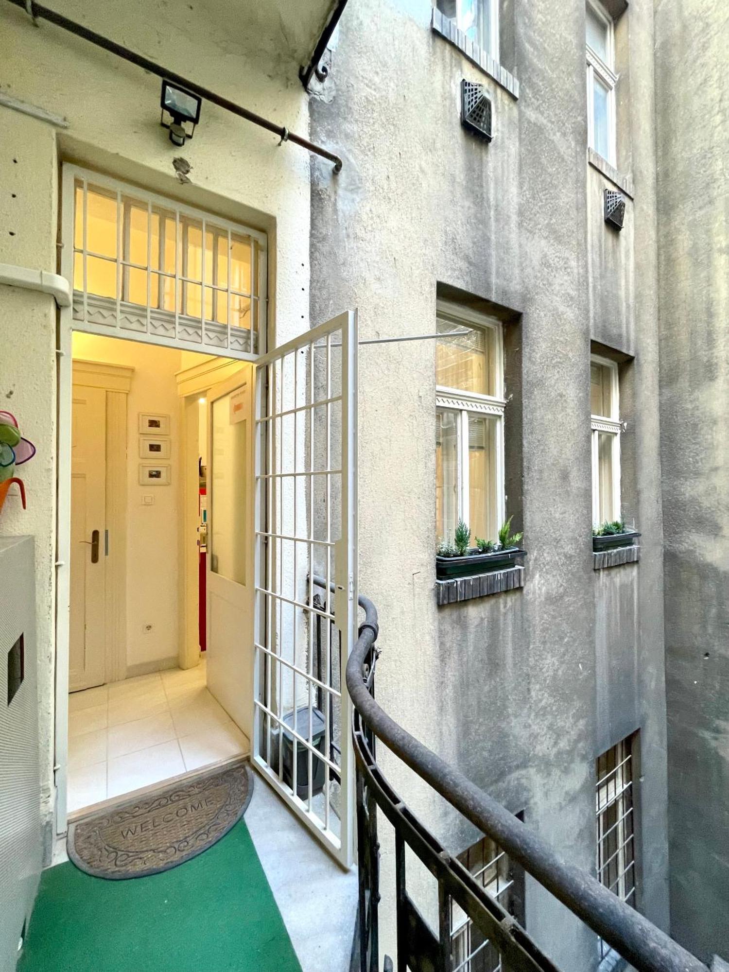Rainbow Pearl Apartment At St Stephen' S Basilica ブダペスト エクステリア 写真